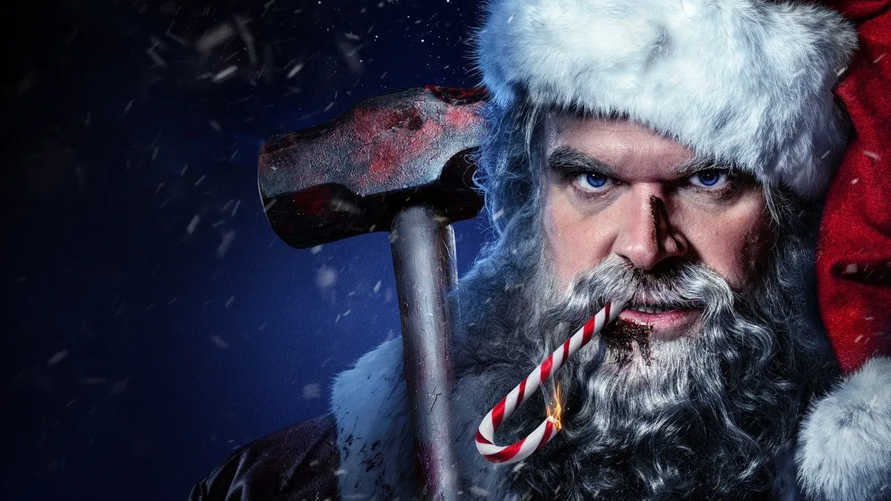 La recensione del film natalzio: Una notte violenta e silenziosa, dissacrante pellicola con Babbo Natale interpretato da David Harbour