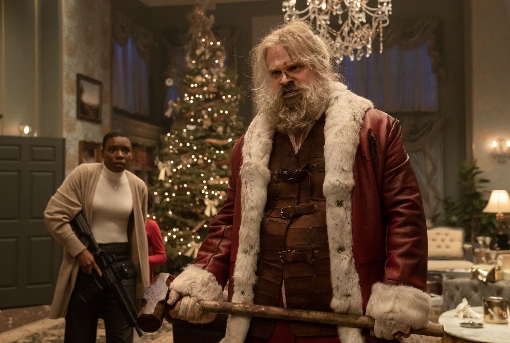 La recensione del film natalzio: Una notte violenta e silenziosa, dissacrante pellicola con Babbo Natale interpretato da David Harbour