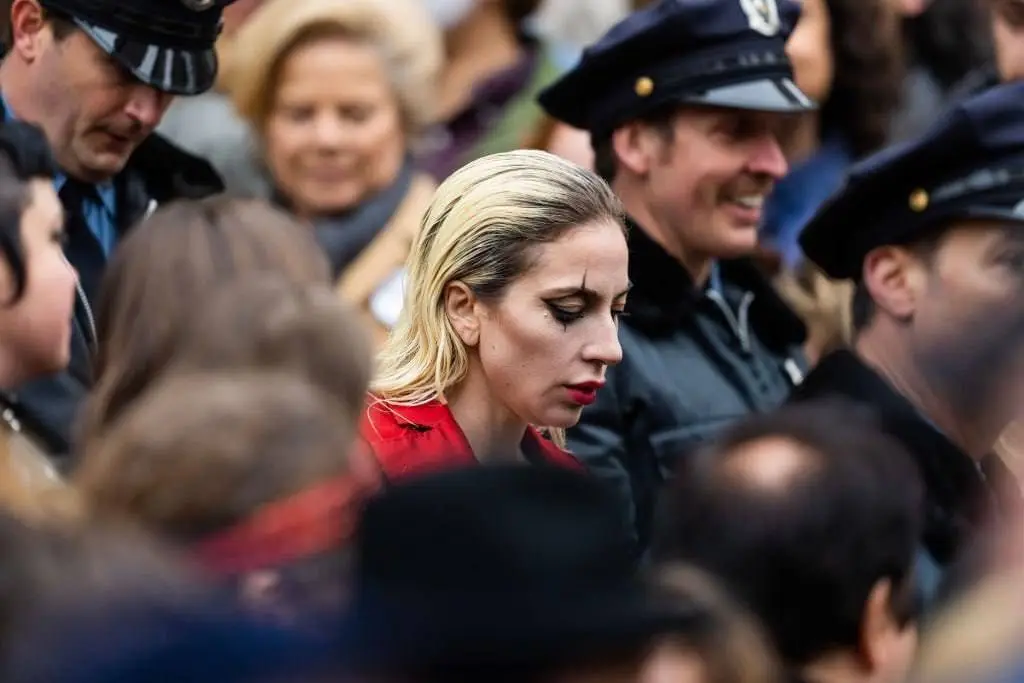 Lady Gaga è Harley Quinn dalle nuove foto dal set