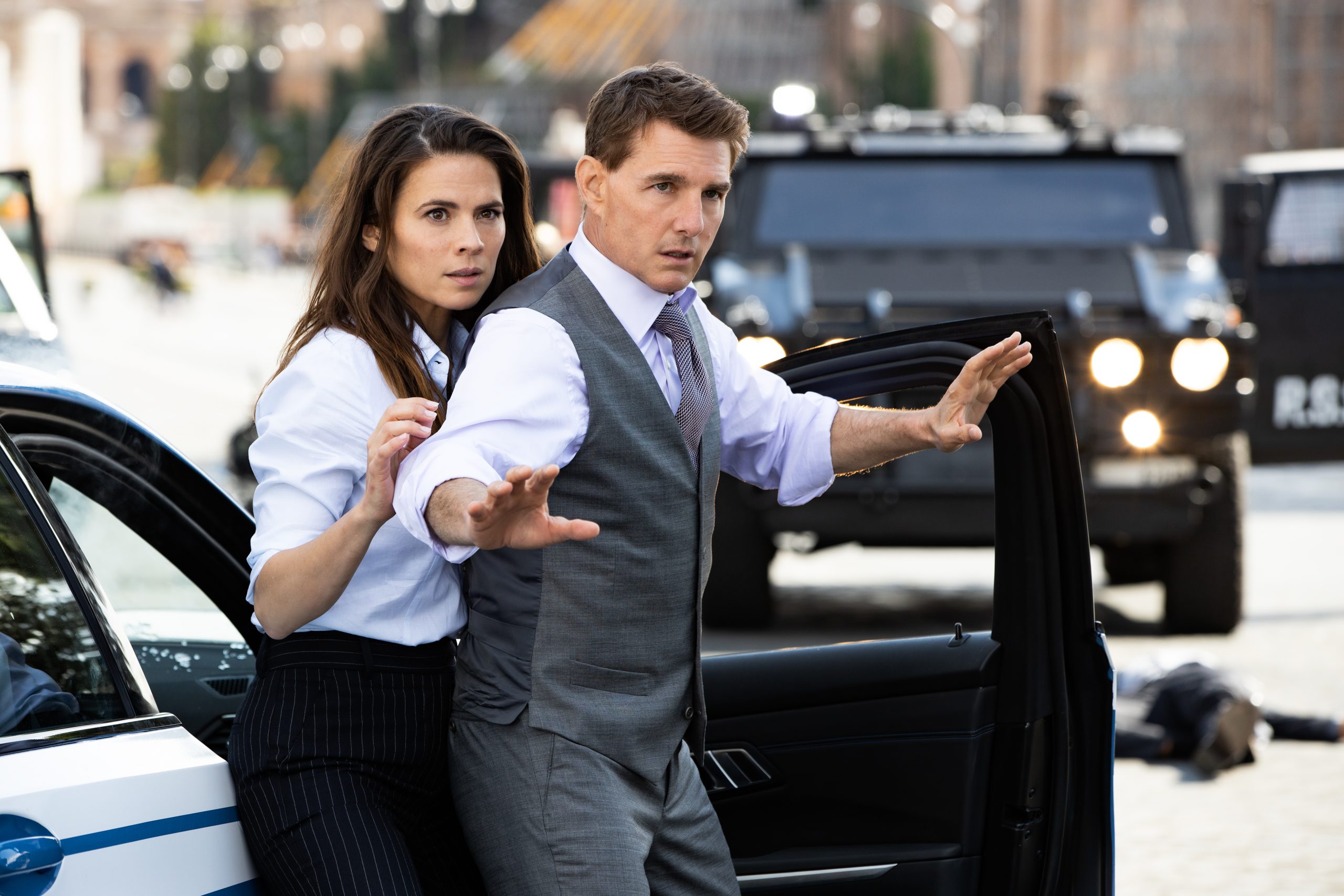 Tom Cruise ed Hayley Atwell in Mission Impossible - Dead Reckoning Parte Uno