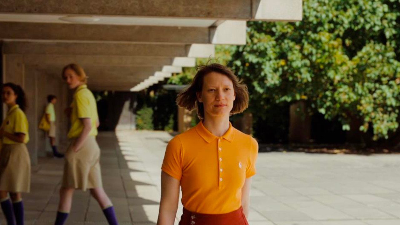 Mia Wasikowska sul set di Club Zero, film di Jessica Hausner