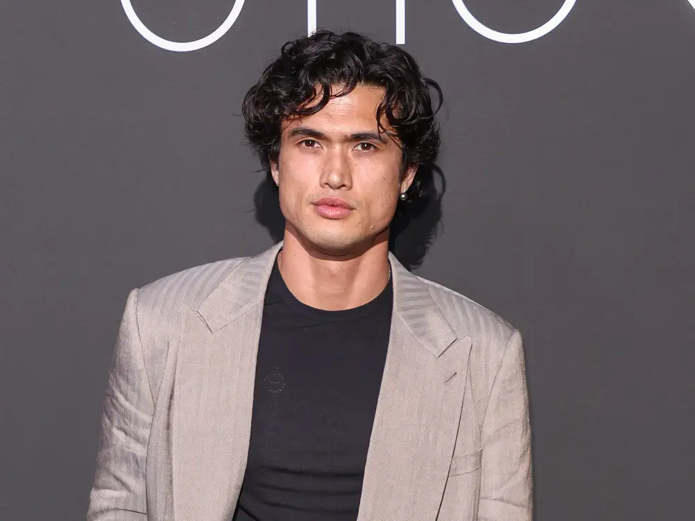 Biografia, carriera e film di Charles Melton, l'attore di May December