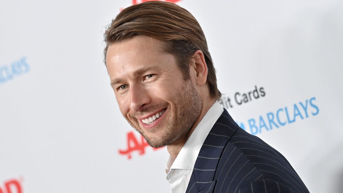 Chi è Glen Powell, l'attore statunitense noto per i suoi ruoli in film come Top Gun Maverick e Hit Man