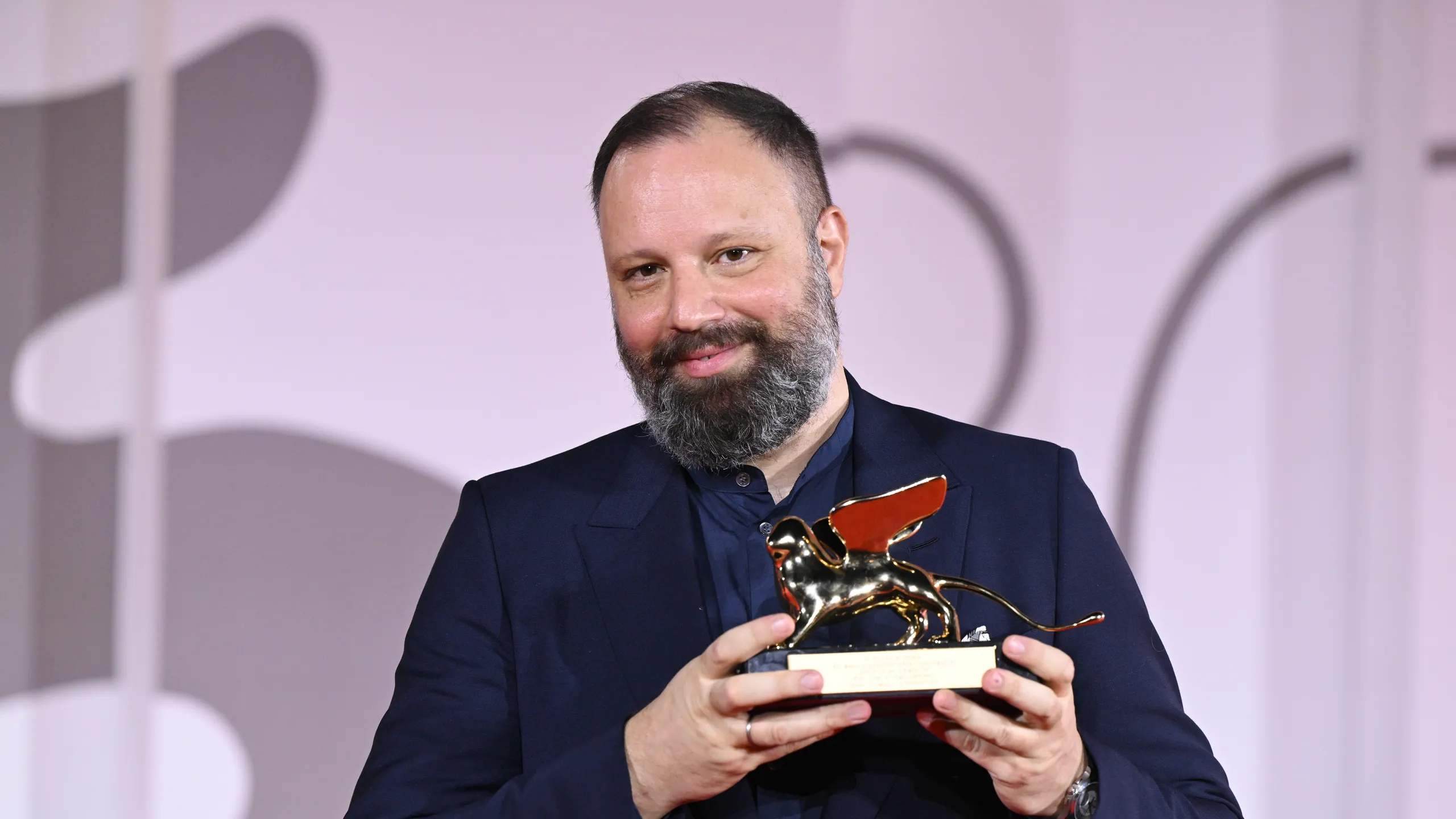 Il regista Yorgos Lanthimos realizzerà il remake di Save the Green Planet!