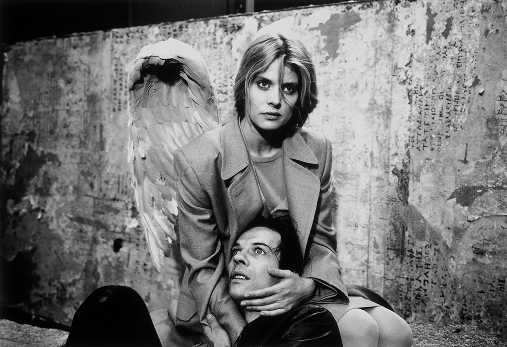 Nastassja Kinski in una scena di Così Lontano Così Vicino, film diretto da Wim Wenders nel 1993.