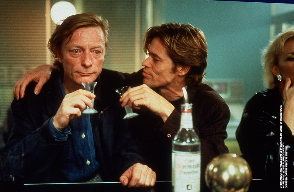 Otto Sandler e Willem Dafoe in una scena di Così Lontano Così Vicino, diretto da Wim Wenders