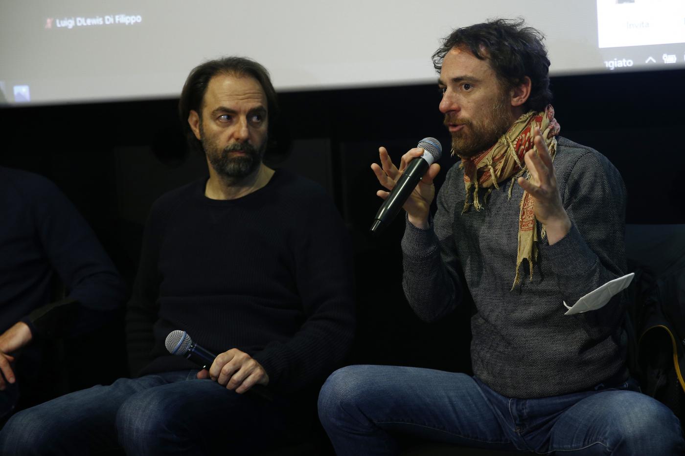 Elio Germano, Claudio Santamaria e altri attori portano Netflix in tribunale per compensi irrisori