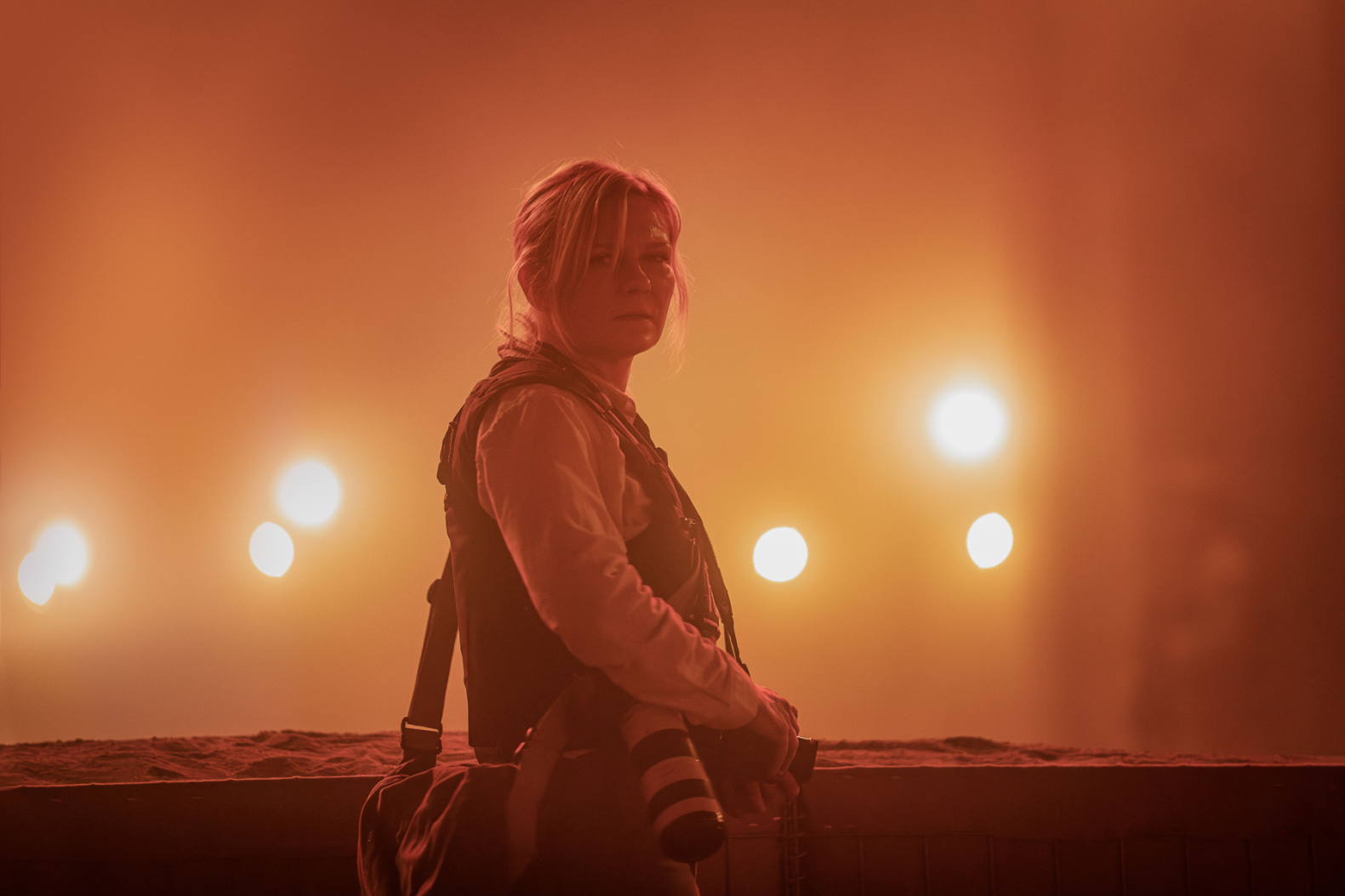 Kirsten Dunst in una scena di Civil War, il nuovo film diretto da Alex Garland
