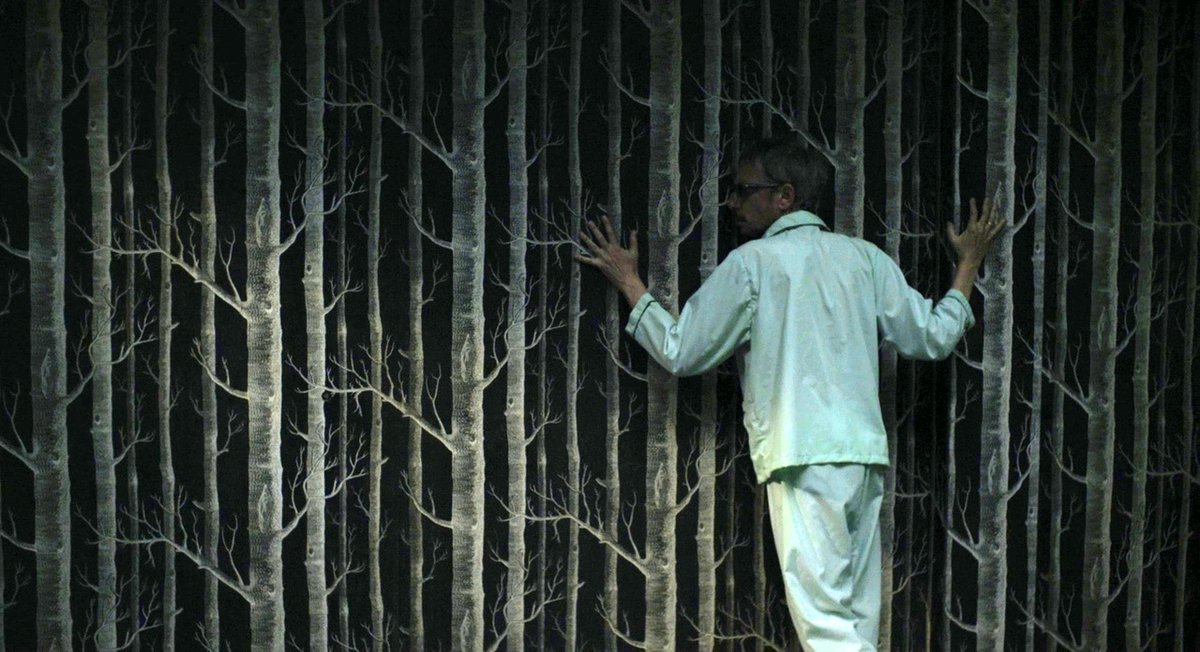 Leos Carax in una scena di Holy Motors, film da lui diretto nel 2012
