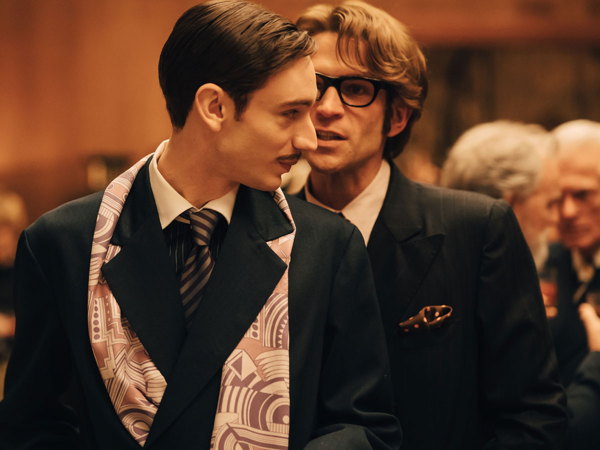 Chi è Arnaud Valois, l'attore di Yves Saint-Laurent in Becoming Karl Lagerfeld