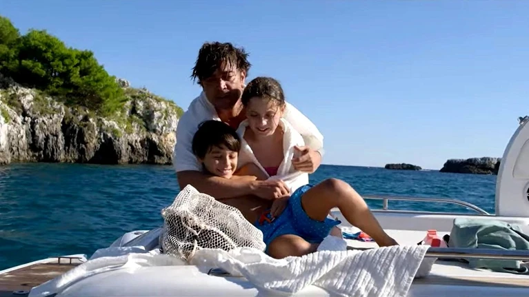La recensione di Svaniti nella Notte, con protagonista Riccardo Scamarcio