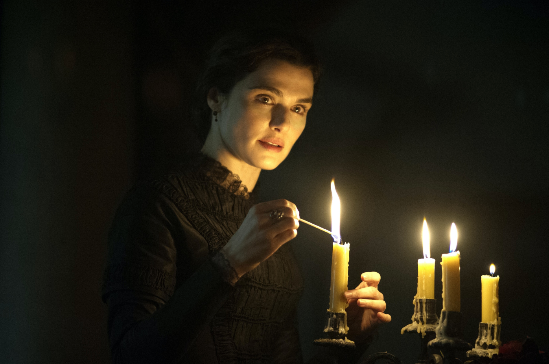 Rachel: come finisce? La spiegazione del finale del film con Rachel Weisz e Sam Clafin