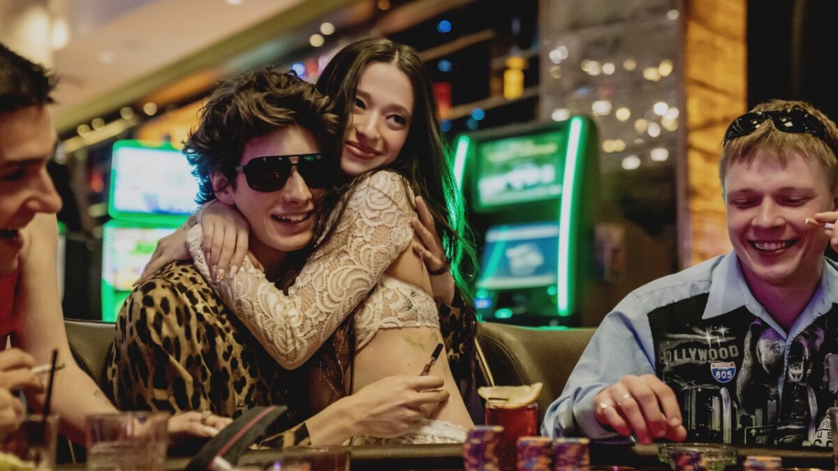 Mark Ėjdel'štejn e Mikey Madison in Anora, diretto da Sean Baker