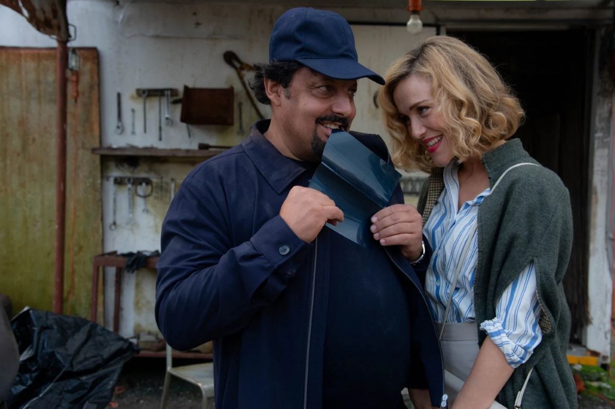 Una commedia pericolosa: come finisce? La trama completa e la spiegazione del finale del film con Enrico Brignano