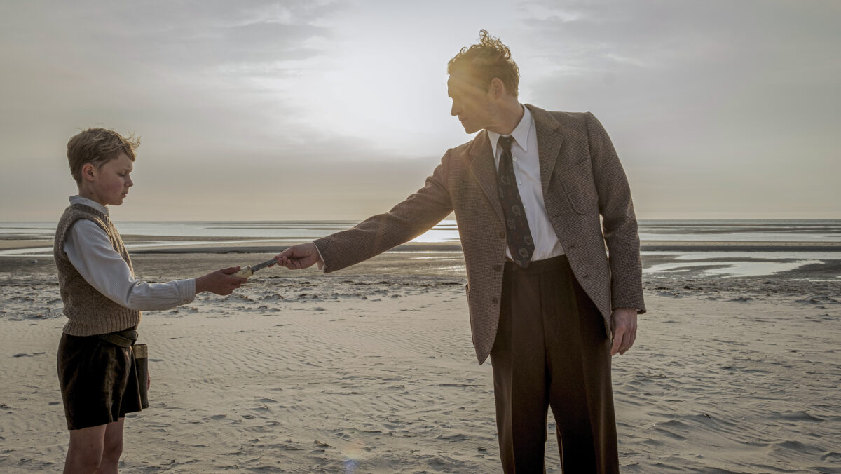 Jasper Billerbeck e Matthias Schweighöfer in una scena di Amrum, diretto da Fatih Akin