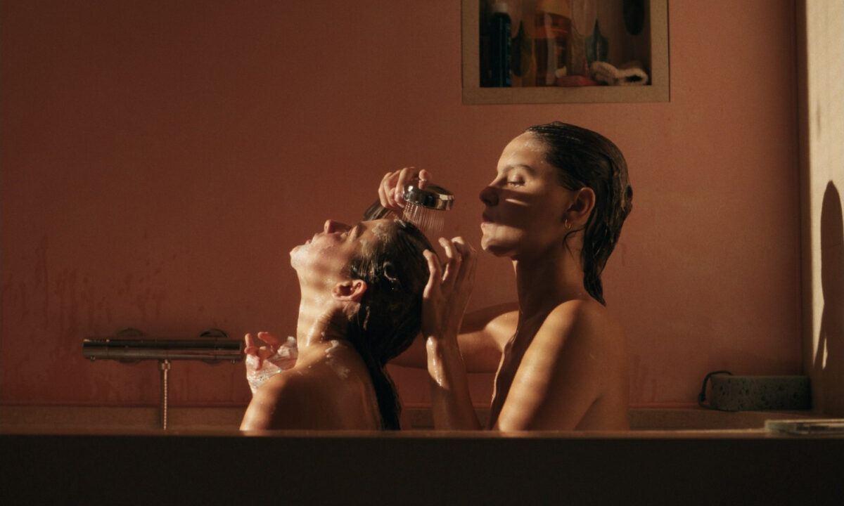 Sarah Pachoud e Angelina Woreth in una scena di Qui Brille au Combat (The Wonderers), diretto da Joséphine Japy