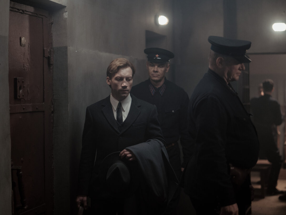 Aleksandr Kuznetsov in una scena di Two Prosecutors, diretto da Sergei Loznitsa