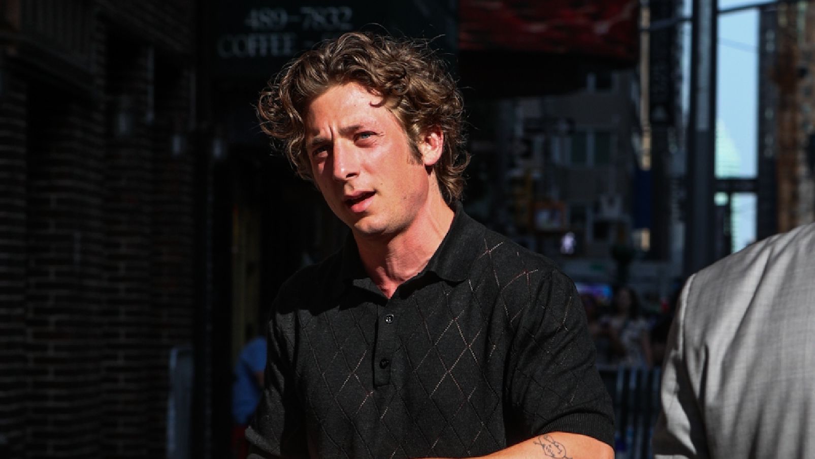 The Painted Bride: Jeremy Allen White e Isabella Rossellini nel cast del film di Jeremiah Zagar