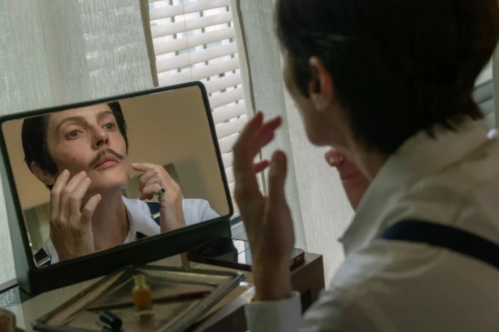 Chiara Mastroianni in una scena di Marcello Mio, il film di Christophe Honoré presentato a Cannes77