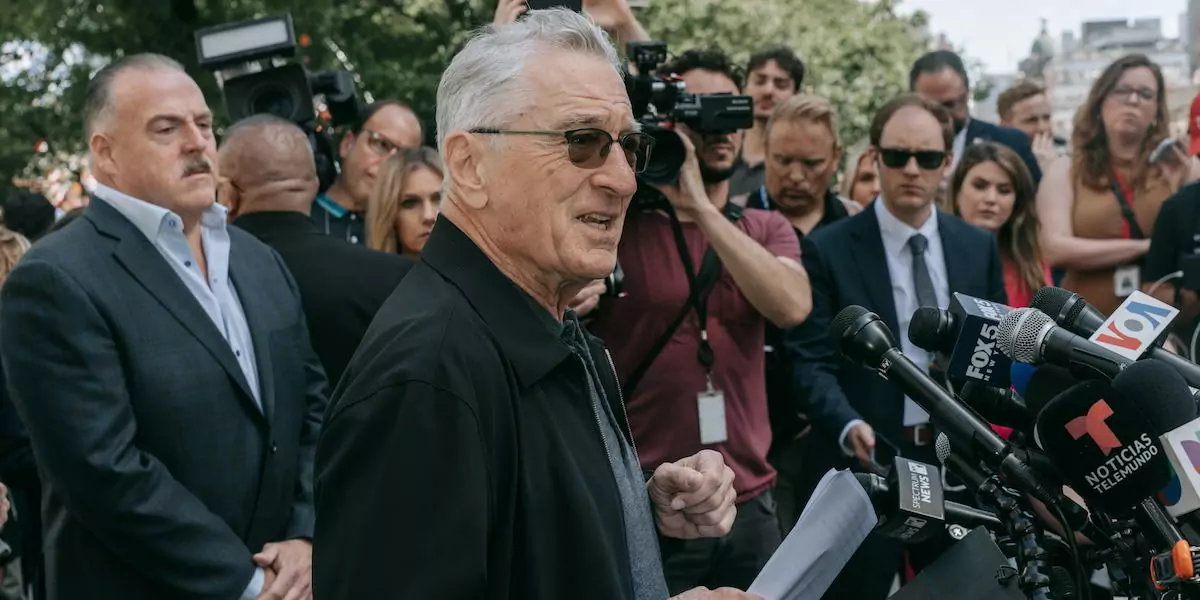 Robert De Niro contro Trump, i manifestanti accusano: "I tuoi film sono spazzatura"