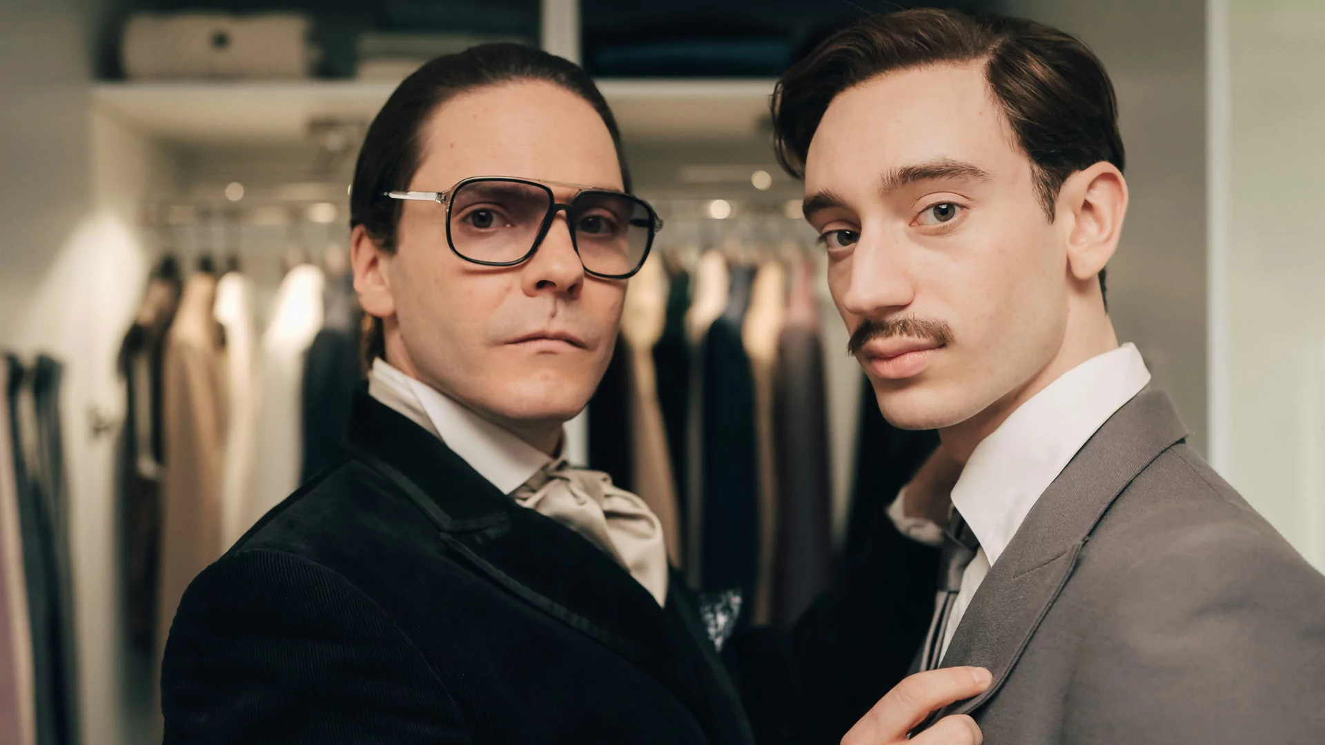 Di seguito tutti i nomi e i marchi presenti nella serie Becoming Karl Lagerfeld