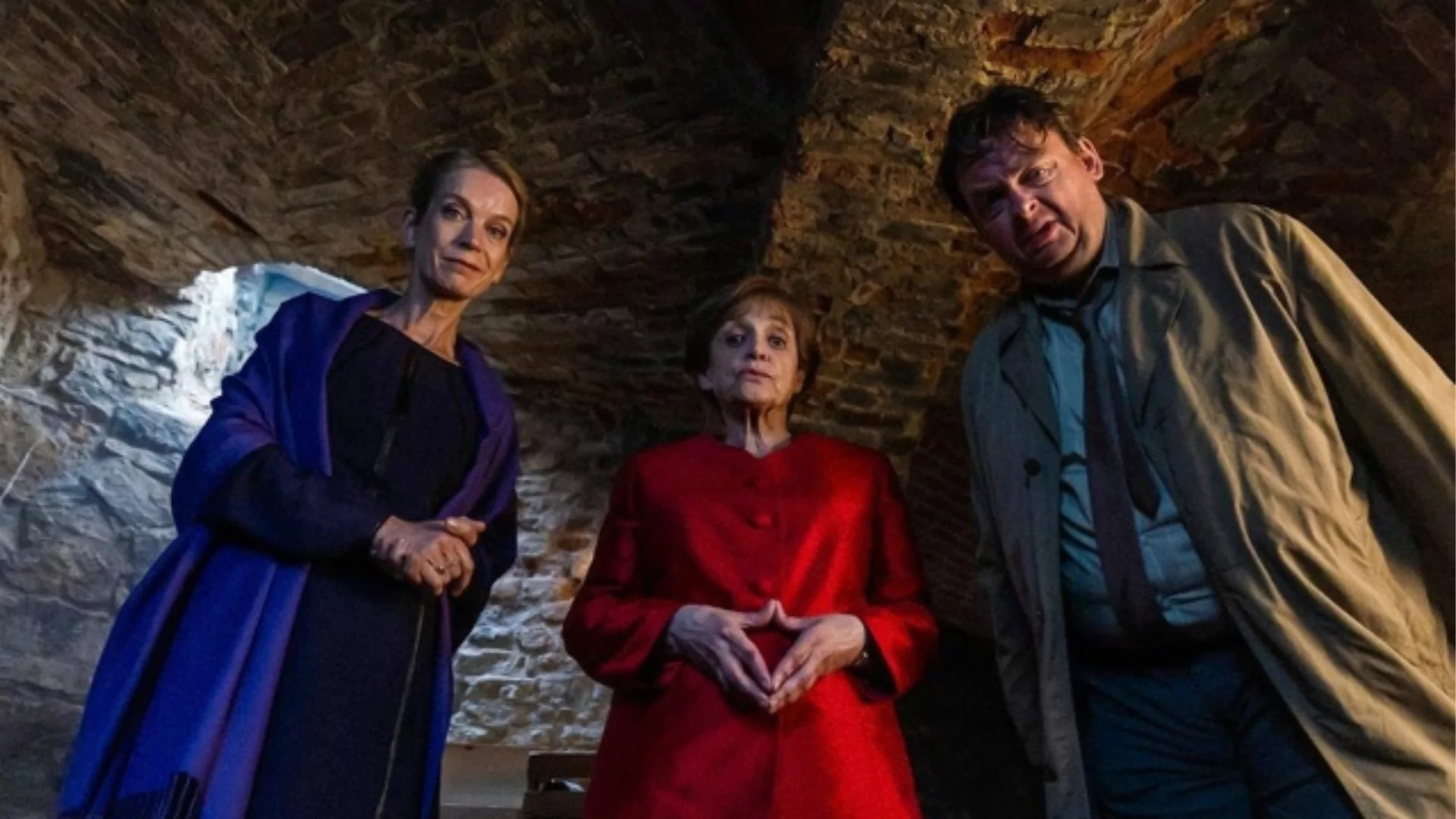 Spiegazione finale film Miss Merkel - Morte al castello (2024)