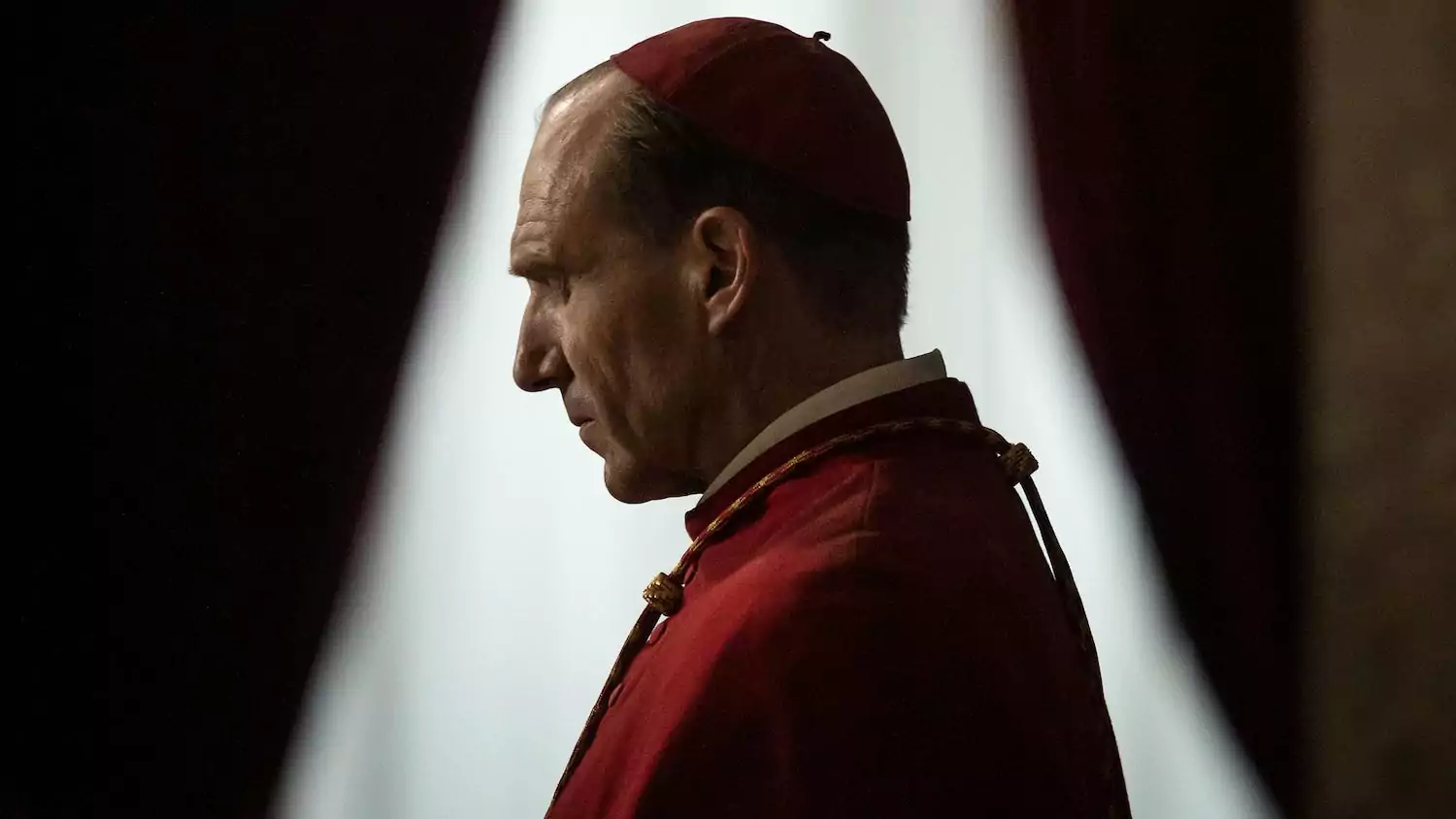 Recensione del film con Ralph Fiennes Conclave