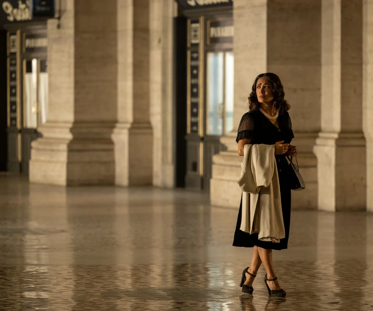 La recensione di "Senza sangue" (2024), il film scritto e diretto da Angelina Jolie in uscita al cinema in Italia a partire dal 10 aprile 2025