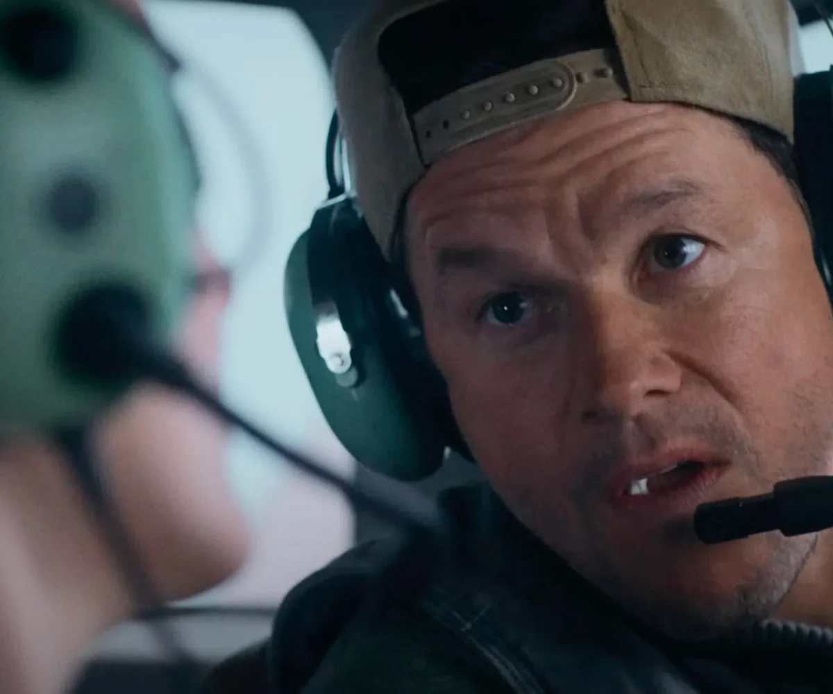La recensione di Flight Risk, il thriller con protagonista Mark Wahlberg