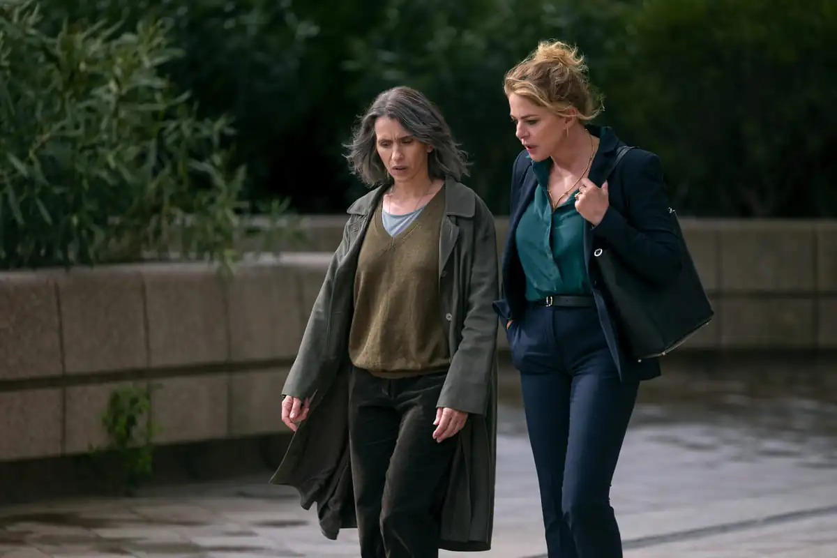 Sara - La donna nell'ombra è un polpettone confusionario sulla serialità italiana | Recensione della serie TV Netflix